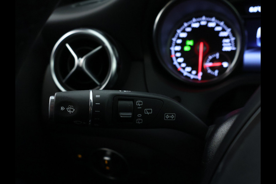 Mercedes-Benz GLA 180 Business Solution Limited | Dual Climate Control | Camera | Parkeersensoren | Navigatie | Stoelverwarming | Inclusief 24 maanden MB Certified garantie voor Europa.
