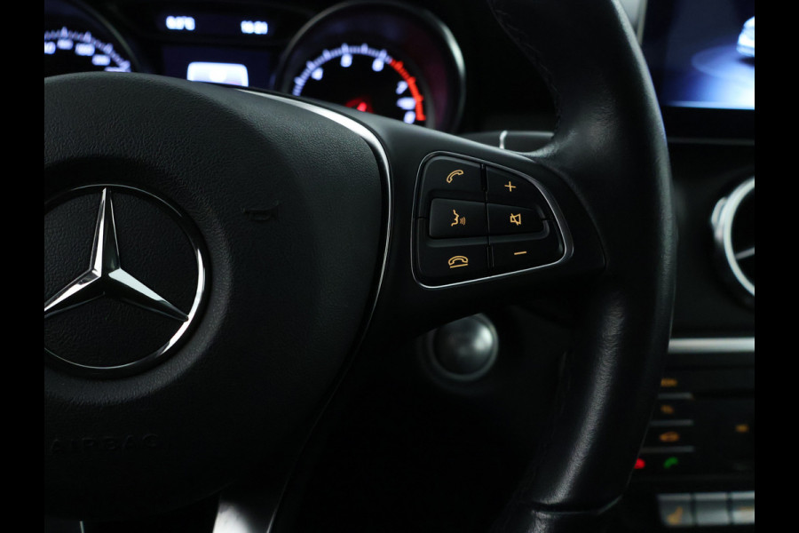 Mercedes-Benz GLA 180 Business Solution Limited | Dual Climate Control | Camera | Parkeersensoren | Navigatie | Stoelverwarming | Inclusief 24 maanden MB Certified garantie voor Europa.