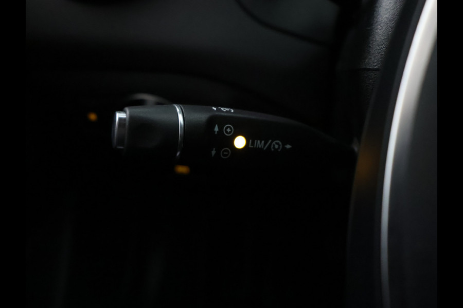 Mercedes-Benz GLA 180 Business Solution Limited | Dual Climate Control | Camera | Parkeersensoren | Navigatie | Stoelverwarming | Inclusief 24 maanden MB Certified garantie voor Europa.