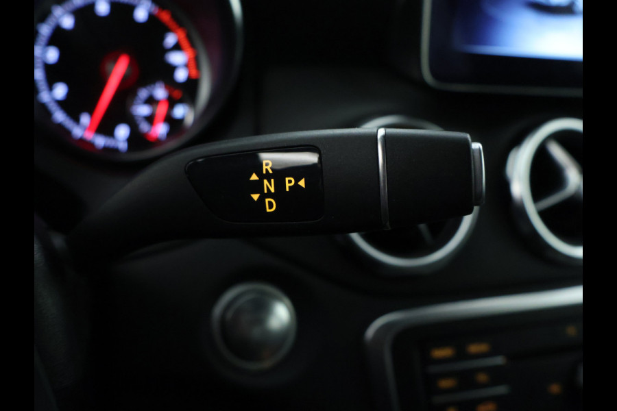 Mercedes-Benz GLA 180 Business Solution Limited | Dual Climate Control | Camera | Parkeersensoren | Navigatie | Stoelverwarming | Inclusief 24 maanden MB Certified garantie voor Europa.