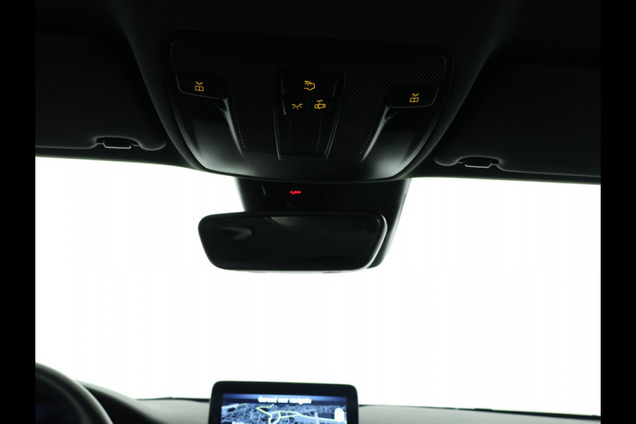 Mercedes-Benz GLA 180 Business Solution Limited | Dual Climate Control | Camera | Parkeersensoren | Navigatie | Stoelverwarming | Inclusief 24 maanden MB Certified garantie voor Europa.