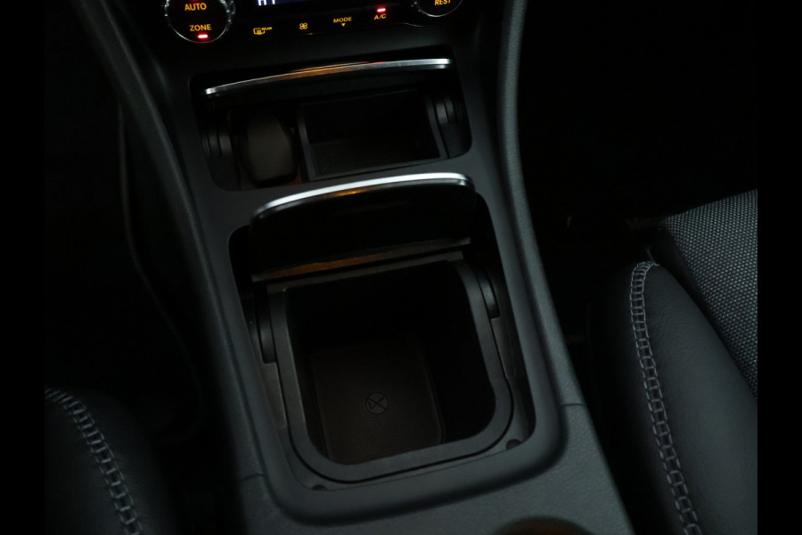 Mercedes-Benz GLA 180 Business Solution Limited | Dual Climate Control | Camera | Parkeersensoren | Navigatie | Stoelverwarming | Inclusief 24 maanden MB Certified garantie voor Europa.