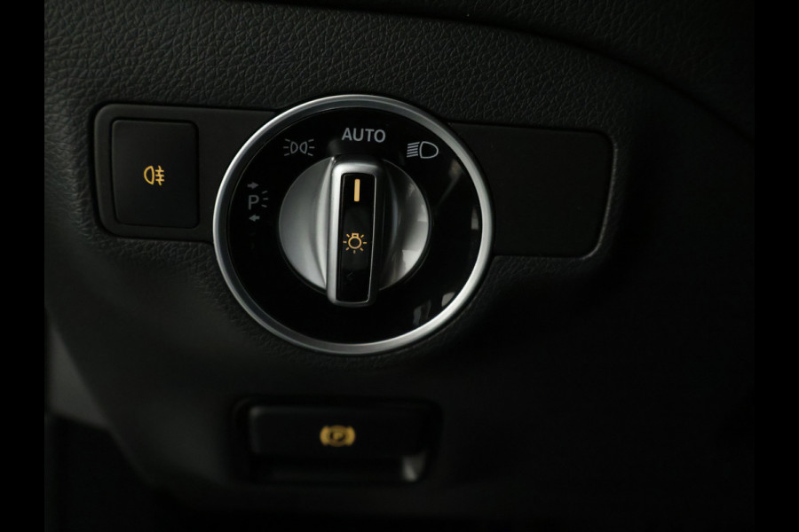 Mercedes-Benz GLA 180 Business Solution Limited | Dual Climate Control | Camera | Parkeersensoren | Navigatie | Stoelverwarming | Inclusief 24 maanden MB Certified garantie voor Europa.