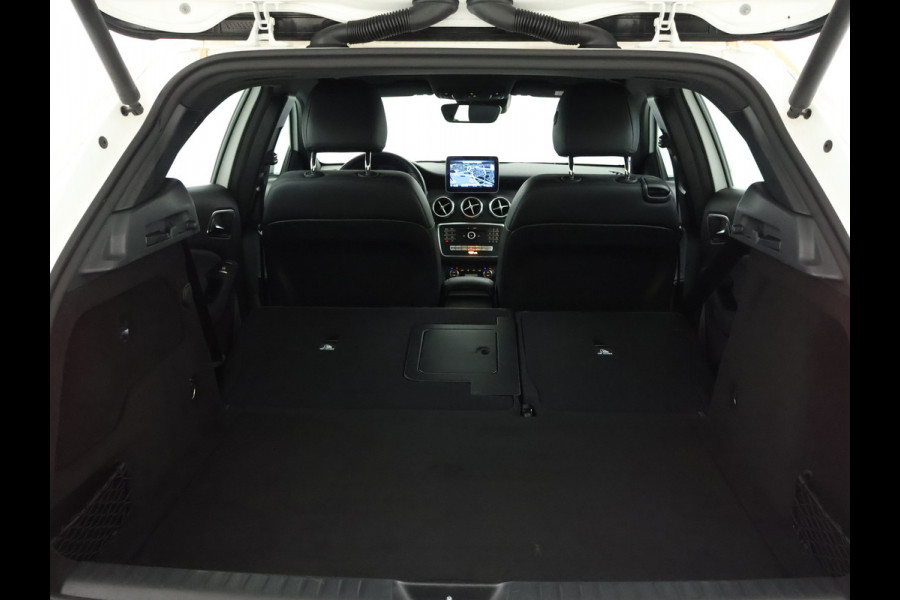 Mercedes-Benz GLA 180 Business Solution Limited | Dual Climate Control | Camera | Parkeersensoren | Navigatie | Stoelverwarming | Inclusief 24 maanden MB Certified garantie voor Europa.