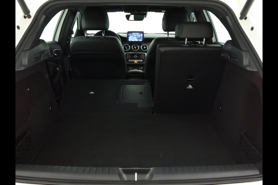 Mercedes-Benz GLA 180 Business Solution Limited | Dual Climate Control | Camera | Parkeersensoren | Navigatie | Stoelverwarming | Inclusief 24 maanden MB Certified garantie voor Europa.