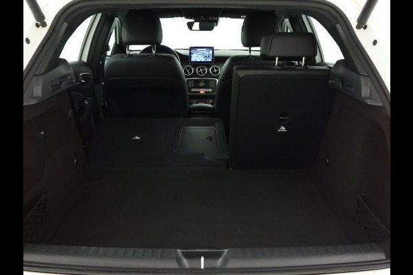 Mercedes-Benz GLA 180 Business Solution Limited | Dual Climate Control | Camera | Parkeersensoren | Navigatie | Stoelverwarming | Inclusief 24 maanden MB Certified garantie voor Europa.