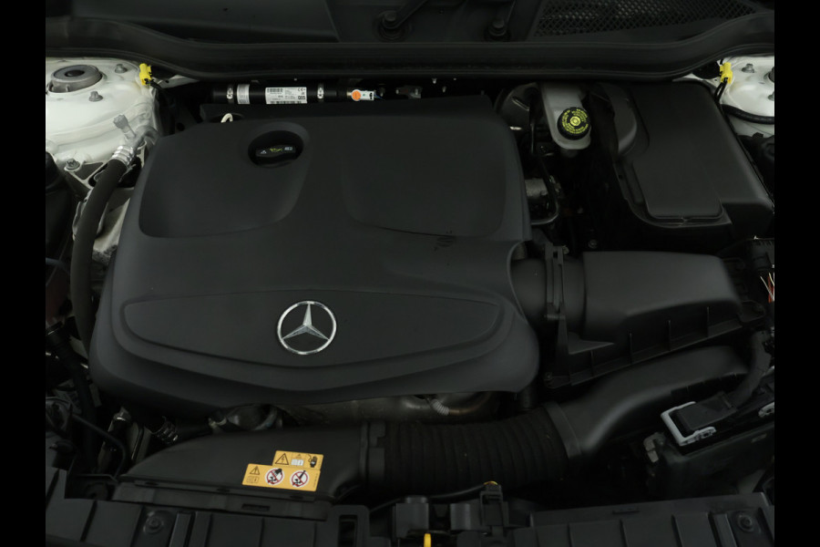 Mercedes-Benz GLA 180 Business Solution Limited | Dual Climate Control | Camera | Parkeersensoren | Navigatie | Stoelverwarming | Inclusief 24 maanden MB Certified garantie voor Europa.