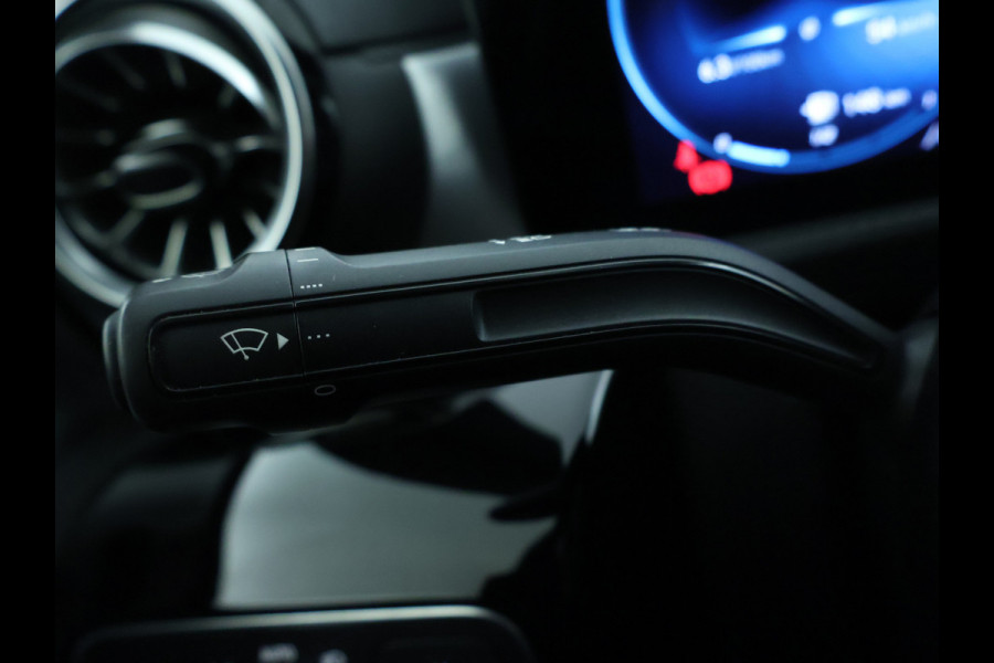 Mercedes-Benz CLA-Klasse 200 Business Solution AMG | AMG Line | Night Pakket | Sfeerverlichting | Achteruitrijcamera | LED koplampen | Inclusief 24 maanden MB Certified garantie voor Europa.