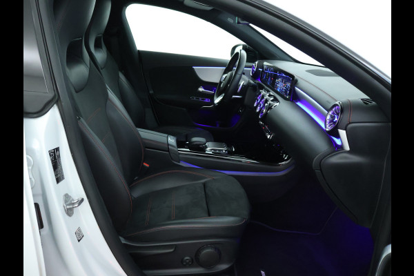 Mercedes-Benz CLA-Klasse 200 Business Solution AMG | AMG Line | Night Pakket | Sfeerverlichting | Achteruitrijcamera | LED koplampen | Inclusief 24 maanden MB Certified garantie voor Europa.