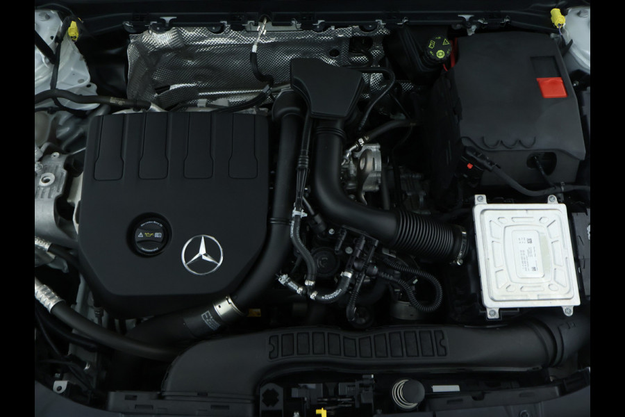 Mercedes-Benz CLA-Klasse 200 Business Solution AMG | AMG Line | Night Pakket | Sfeerverlichting | Achteruitrijcamera | LED koplampen | Inclusief 24 maanden MB Certified garantie voor Europa.