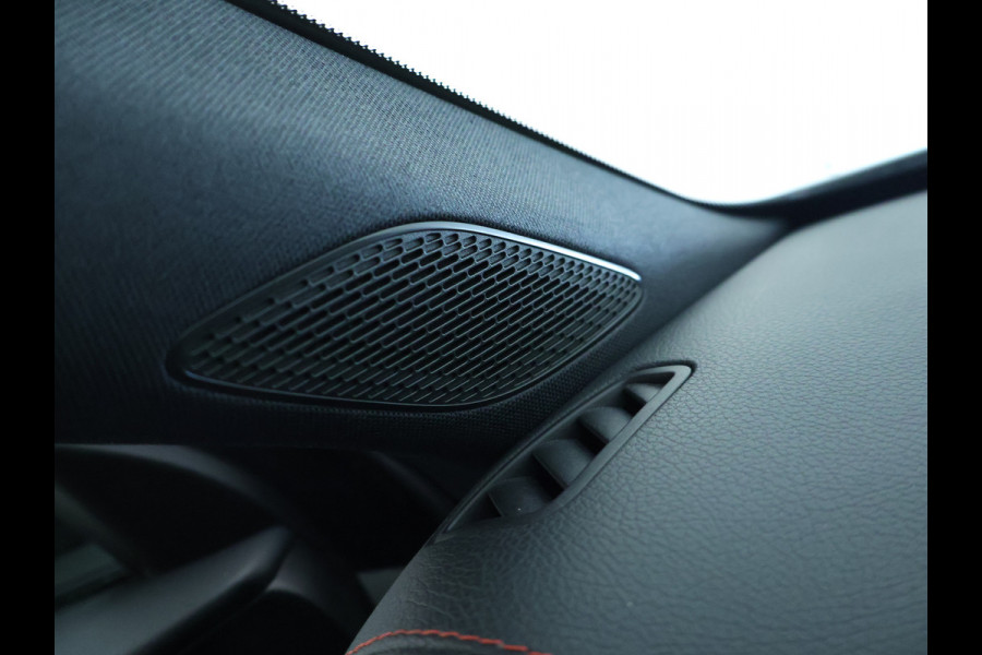 Mercedes-Benz CLA-Klasse 200 Business Solution AMG | AMG Line | Night Pakket | Sfeerverlichting | Achteruitrijcamera | LED koplampen | Inclusief 24 maanden MB Certified garantie voor Europa.