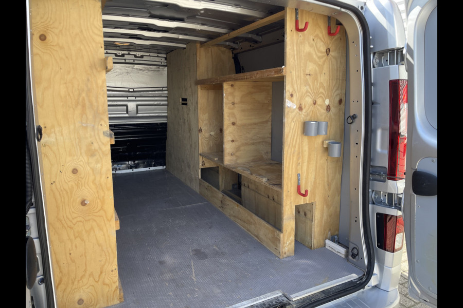 Renault Trafic 2.0 dCi 120pk T29 L2H1 Work Edition / euro 6 / bpm vrij / vaste prijs rijklaar € 20.950 ex / lease vanaf € 342 / airco / cruise / navigatie / trekhaak / imperial / ingerichte laadruimte