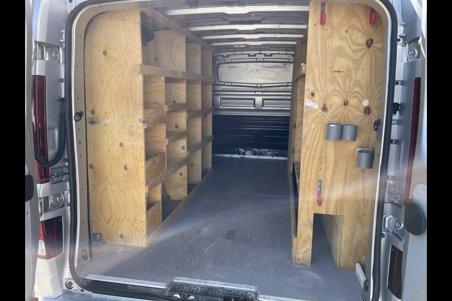 Renault Trafic 2.0 dCi 120pk T29 L2H1 Work Edition / euro 6 / bpm vrij / vaste prijs rijklaar € 20.950 ex / lease vanaf € 342 / airco / cruise / navigatie / trekhaak / imperial / ingerichte laadruimte