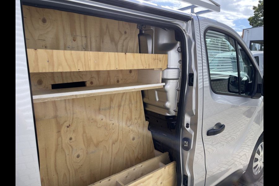 Renault Trafic 2.0 dCi 120pk T29 L2H1 Work Edition / euro 6 / bpm vrij / vaste prijs rijklaar € 20.950 ex / lease vanaf € 342 / airco / cruise / navigatie / trekhaak / imperial / ingerichte laadruimte