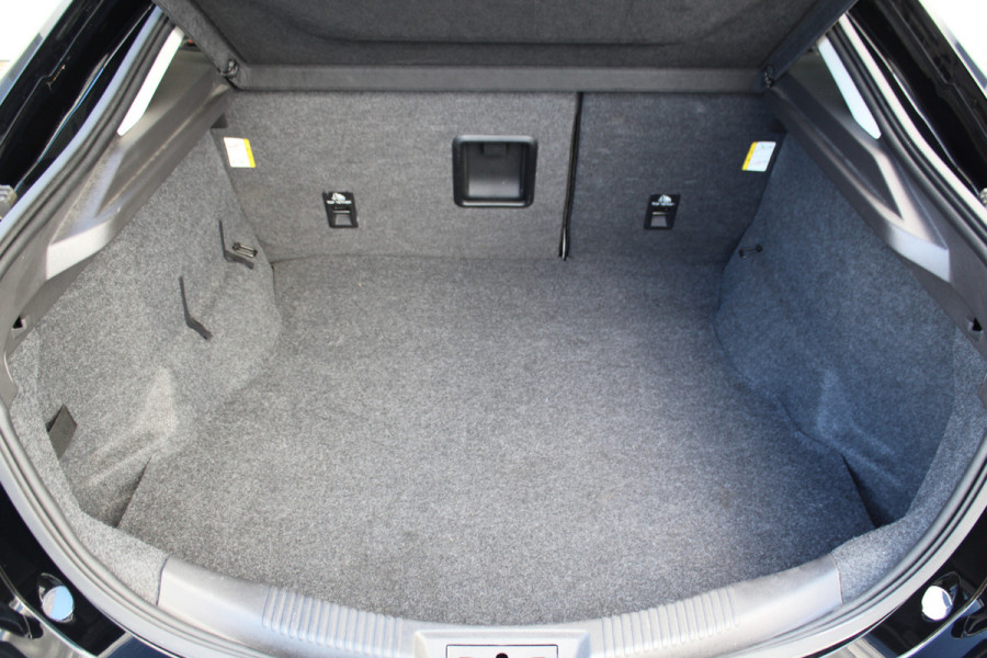 Ford Mondeo 1.5-165pk Business Edition. Het is genieten met deze fijne comfortabele Ford Mondeo ! Volautm. airco, navigatie, cruise cntrl, LM wielen, USB, keyless entry/keyless go, stoel- en voorraamverwarmw., parkeersensoren v+a, automatisch grootlicht, LED verl., etc.