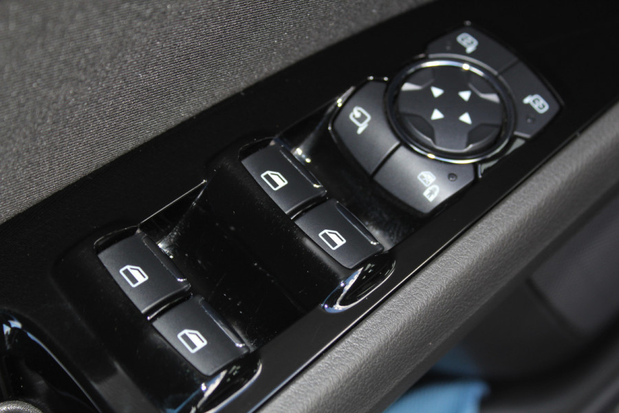 Ford Mondeo 1.5-165pk Business Edition. Het is genieten met deze fijne comfortabele Ford Mondeo ! Volautm. airco, navigatie, cruise cntrl, LM wielen, USB, keyless entry/keyless go, stoel- en voorraamverwarmw., parkeersensoren v+a, automatisch grootlicht, LED verl., etc.