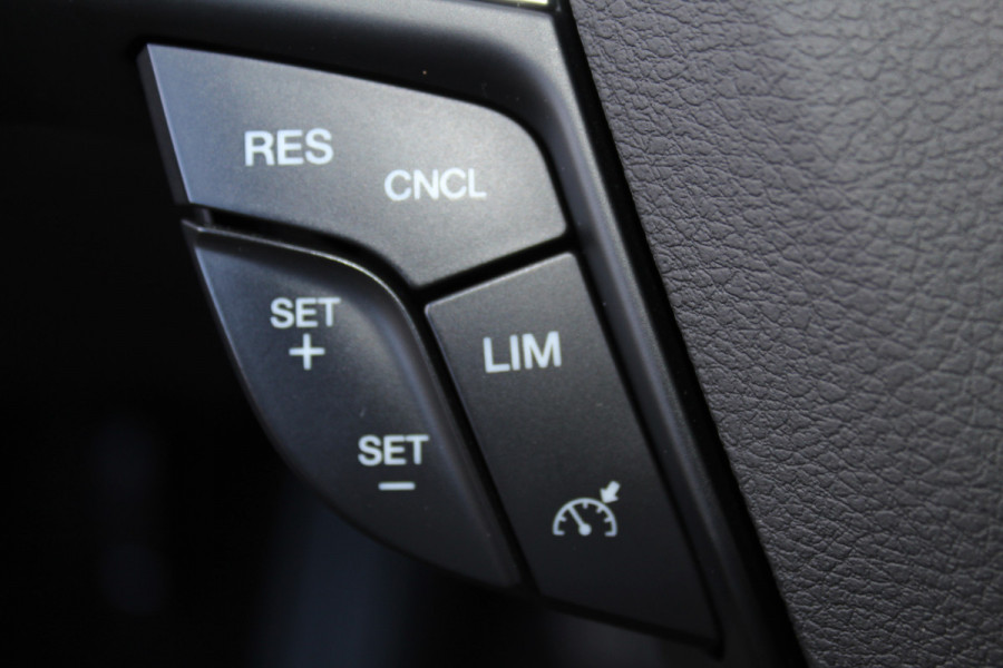 Ford Mondeo 1.5-165pk Business Edition. Het is genieten met deze fijne comfortabele Ford Mondeo ! Volautm. airco, navigatie, cruise cntrl, LM wielen, USB, keyless entry/keyless go, stoel- en voorraamverwarmw., parkeersensoren v+a, automatisch grootlicht, LED verl., etc.