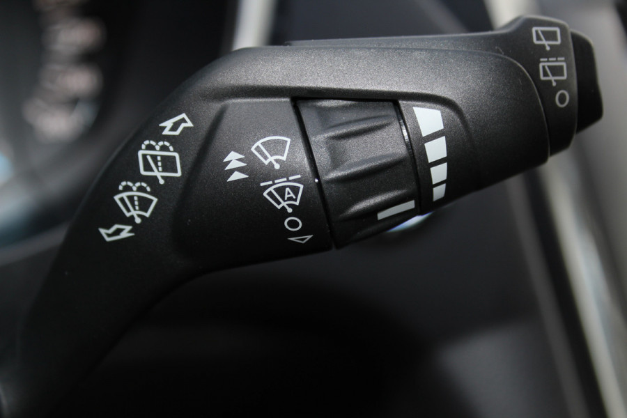 Ford Mondeo 1.5-165pk Business Edition. Het is genieten met deze fijne comfortabele Ford Mondeo ! Volautm. airco, navigatie, cruise cntrl, LM wielen, USB, keyless entry/keyless go, stoel- en voorraamverwarmw., parkeersensoren v+a, automatisch grootlicht, LED verl., etc.