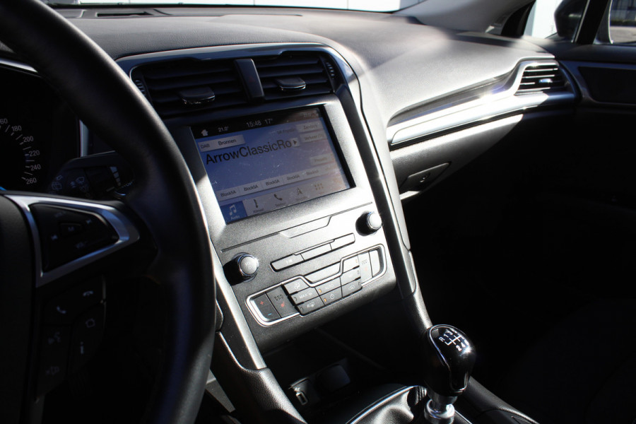 Ford Mondeo 1.5-165pk Business Edition. Het is genieten met deze fijne comfortabele Ford Mondeo ! Volautm. airco, navigatie, cruise cntrl, LM wielen, USB, keyless entry/keyless go, stoel- en voorraamverwarmw., parkeersensoren v+a, automatisch grootlicht, LED verl., etc.