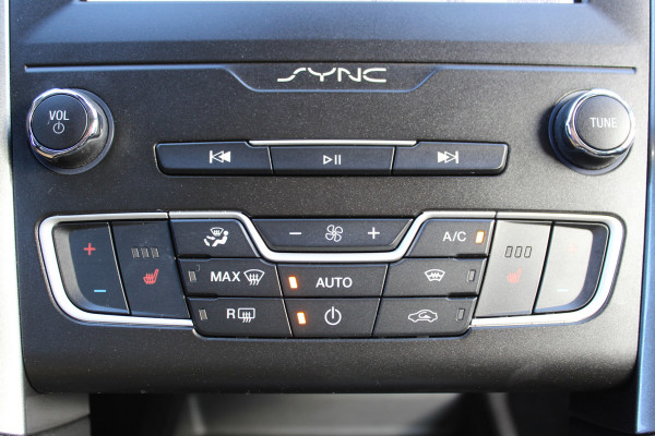 Ford Mondeo 1.5-165pk Business Edition. Het is genieten met deze fijne comfortabele Ford Mondeo ! Volautm. airco, navigatie, cruise cntrl, LM wielen, USB, keyless entry/keyless go, stoel- en voorraamverwarmw., parkeersensoren v+a, automatisch grootlicht, LED verl., etc.