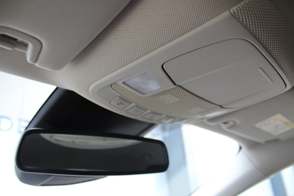 Ford Mondeo 1.5-165pk Business Edition. Het is genieten met deze fijne comfortabele Ford Mondeo ! Volautm. airco, navigatie, cruise cntrl, LM wielen, USB, keyless entry/keyless go, stoel- en voorraamverwarmw., parkeersensoren v+a, automatisch grootlicht, LED verl., etc.