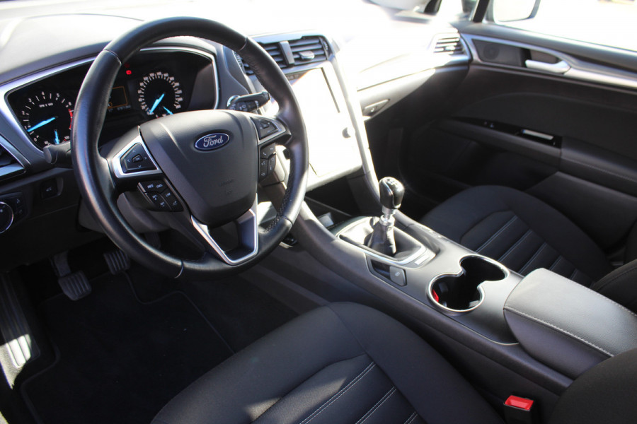 Ford Mondeo 1.5-165pk Business Edition. Het is genieten met deze fijne comfortabele Ford Mondeo ! Volautm. airco, navigatie, cruise cntrl, LM wielen, USB, keyless entry/keyless go, stoel- en voorraamverwarmw., parkeersensoren v+a, automatisch grootlicht, LED verl., etc.