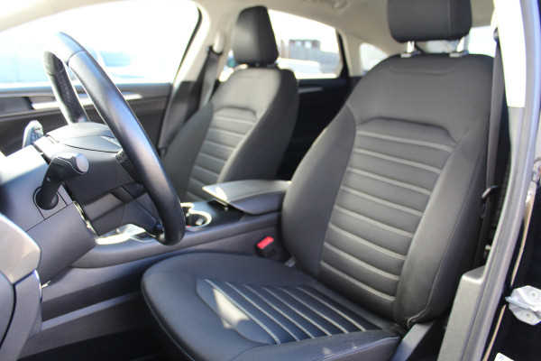Ford Mondeo 1.5-165pk Business Edition. Het is genieten met deze fijne comfortabele Ford Mondeo ! Volautm. airco, navigatie, cruise cntrl, LM wielen, USB, keyless entry/keyless go, stoel- en voorraamverwarmw., parkeersensoren v+a, automatisch grootlicht, LED verl., etc.