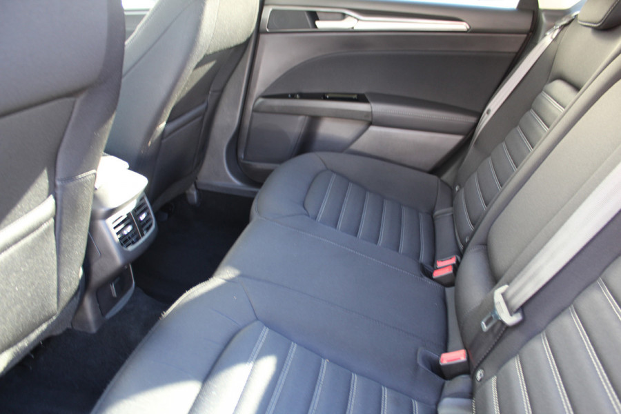 Ford Mondeo 1.5-165pk Business Edition. Het is genieten met deze fijne comfortabele Ford Mondeo ! Volautm. airco, navigatie, cruise cntrl, LM wielen, USB, keyless entry/keyless go, stoel- en voorraamverwarmw., parkeersensoren v+a, automatisch grootlicht, LED verl., etc.