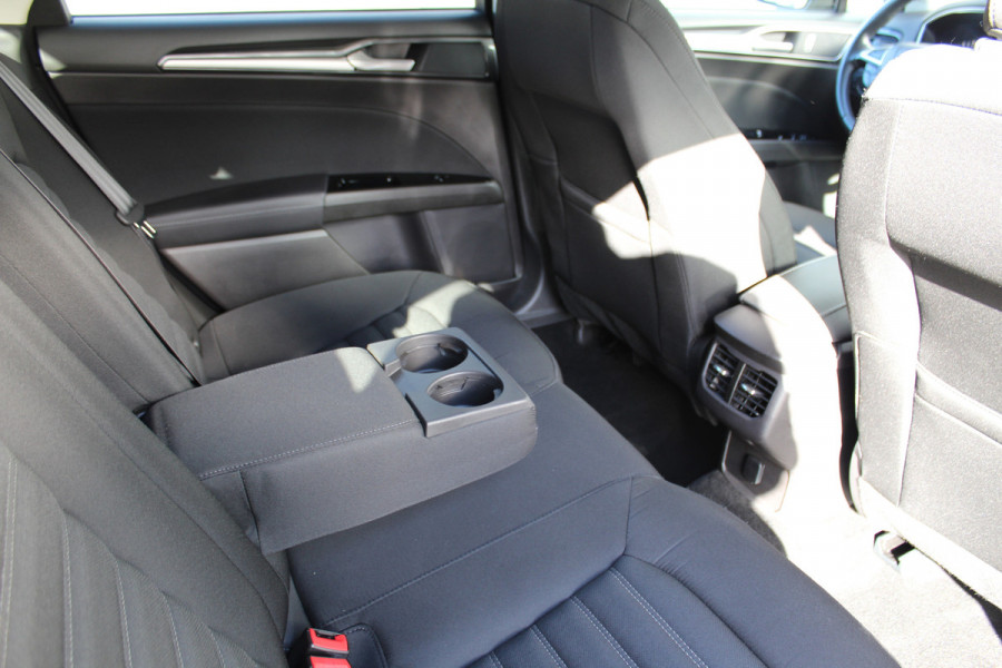 Ford Mondeo 1.5-165pk Business Edition. Het is genieten met deze fijne comfortabele Ford Mondeo ! Volautm. airco, navigatie, cruise cntrl, LM wielen, USB, keyless entry/keyless go, stoel- en voorraamverwarmw., parkeersensoren v+a, automatisch grootlicht, LED verl., etc.