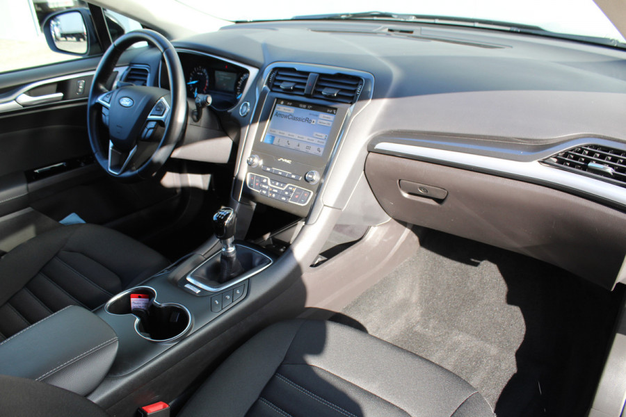 Ford Mondeo 1.5-165pk Business Edition. Het is genieten met deze fijne comfortabele Ford Mondeo ! Volautm. airco, navigatie, cruise cntrl, LM wielen, USB, keyless entry/keyless go, stoel- en voorraamverwarmw., parkeersensoren v+a, automatisch grootlicht, LED verl., etc.