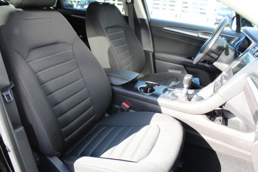 Ford Mondeo 1.5-165pk Business Edition. Het is genieten met deze fijne comfortabele Ford Mondeo ! Volautm. airco, navigatie, cruise cntrl, LM wielen, USB, keyless entry/keyless go, stoel- en voorraamverwarmw., parkeersensoren v+a, automatisch grootlicht, LED verl., etc.