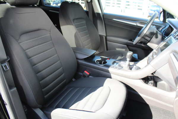 Ford Mondeo 1.5-165pk Business Edition. Het is genieten met deze fijne comfortabele Ford Mondeo ! Volautm. airco, navigatie, cruise cntrl, LM wielen, USB, keyless entry/keyless go, stoel- en voorraamverwarmw., parkeersensoren v+a, automatisch grootlicht, LED verl., etc.