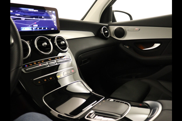 Mercedes-Benz GLC 300 e 4MATIC Business Solution AMG | Panoramadak | Lichtmetalen velgen | Navigatie | Parking support | camera achter | Inclusief 24 maanden MB Certified garantie voor Europa.