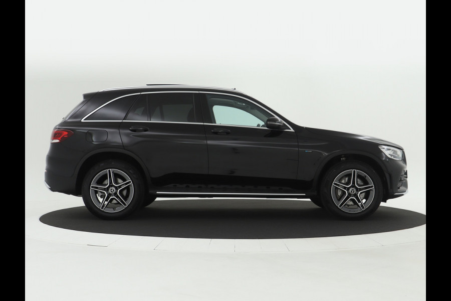 Mercedes-Benz GLC 300 e 4MATIC Business Solution AMG | Panoramadak | Lichtmetalen velgen | Navigatie | Parking support | camera achter | Inclusief 24 maanden MB Certified garantie voor Europa.