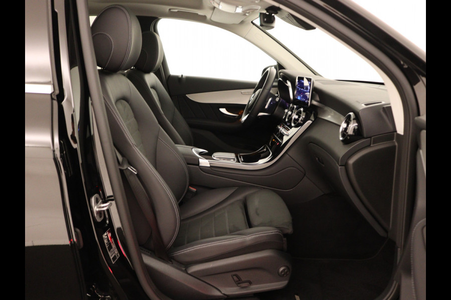 Mercedes-Benz GLC 300 e 4MATIC Business Solution AMG | Panoramadak | Lichtmetalen velgen | Navigatie | Parking support | camera achter | Inclusief 24 maanden MB Certified garantie voor Europa.