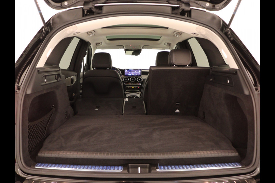 Mercedes-Benz GLC 300 e 4MATIC Business Solution AMG | Panoramadak | Lichtmetalen velgen | Navigatie | Parking support | camera achter | Inclusief 24 maanden MB Certified garantie voor Europa.