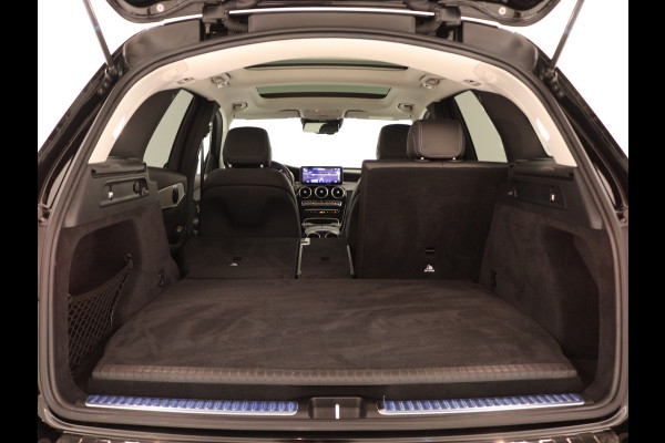 Mercedes-Benz GLC 300 e 4MATIC Business Solution AMG | Panoramadak | Lichtmetalen velgen | Navigatie | Parking support | camera achter | Inclusief 24 maanden MB Certified garantie voor Europa.