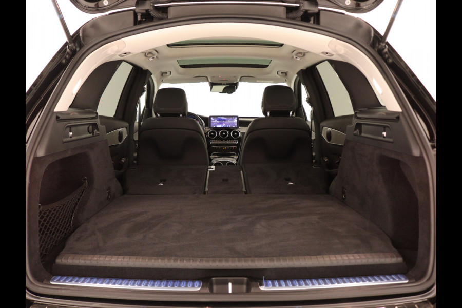 Mercedes-Benz GLC 300 e 4MATIC Business Solution AMG | Panoramadak | Lichtmetalen velgen | Navigatie | Parking support | camera achter | Inclusief 24 maanden MB Certified garantie voor Europa.