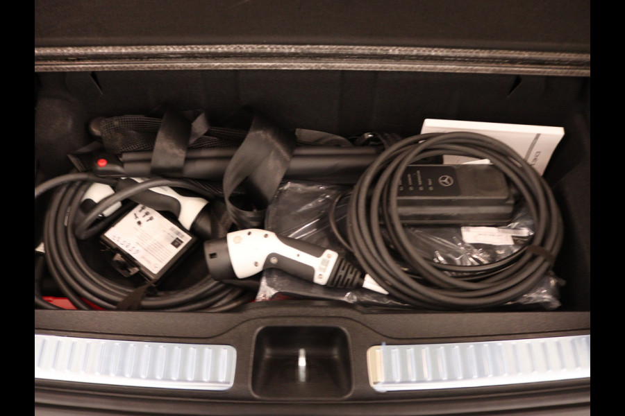 Mercedes-Benz GLC 300 e 4MATIC Business Solution AMG | Panoramadak | Lichtmetalen velgen | Navigatie | Parking support | camera achter | Inclusief 24 maanden MB Certified garantie voor Europa.