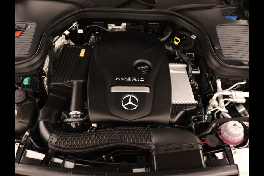 Mercedes-Benz GLC 300 e 4MATIC Business Solution AMG | Panoramadak | Lichtmetalen velgen | Navigatie | Parking support | camera achter | Inclusief 24 maanden MB Certified garantie voor Europa.
