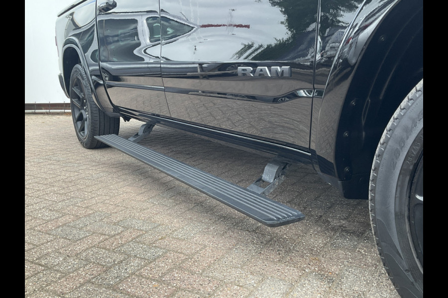 Dodge Ram 1500 5.7 V8 4x4 Crew Cab Laramie Pano Full Navi SideSteps Trekhaak Luchtvering