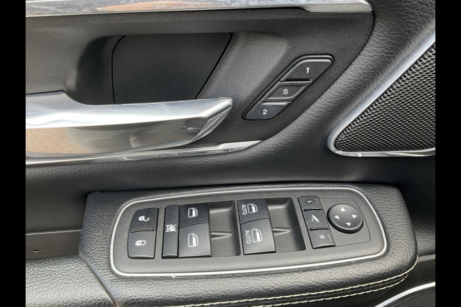 Dodge Ram 1500 5.7 V8 4x4 Crew Cab Laramie Pano Full Navi SideSteps Trekhaak Luchtvering