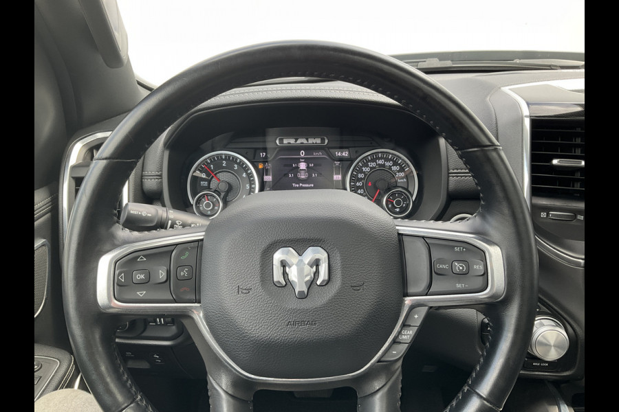 Dodge Ram 1500 5.7 V8 4x4 Crew Cab Laramie Pano Full Navi SideSteps Trekhaak Luchtvering