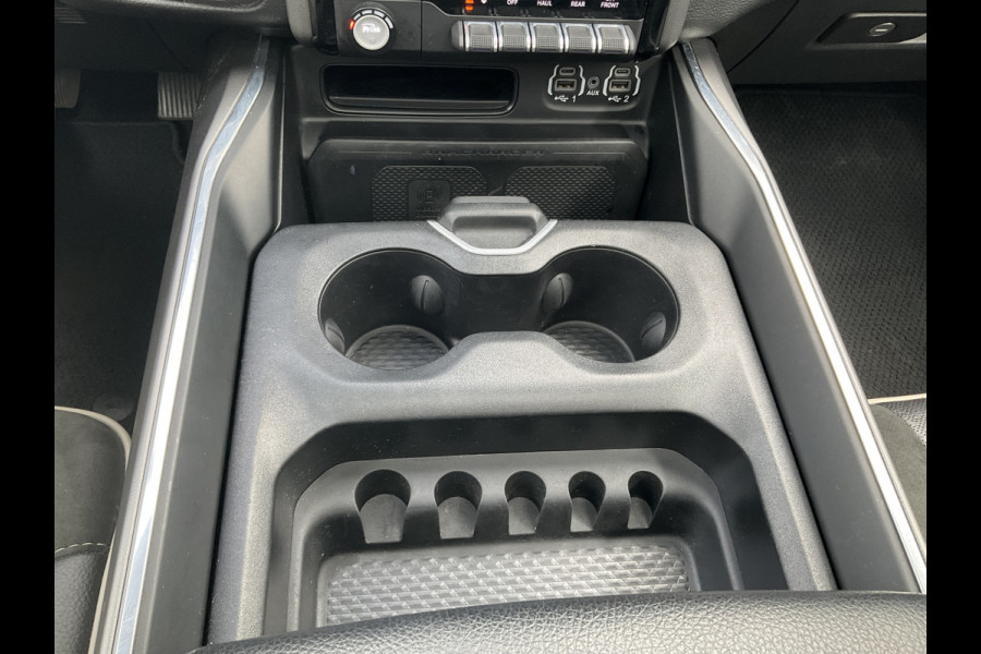 Dodge Ram 1500 5.7 V8 4x4 Crew Cab Laramie Pano Full Navi SideSteps Trekhaak Luchtvering