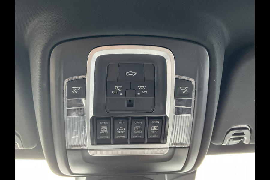 Dodge Ram 1500 5.7 V8 4x4 Crew Cab Laramie Pano Full Navi SideSteps Trekhaak Luchtvering