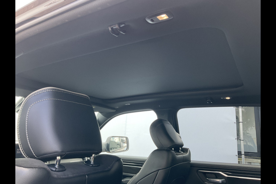 Dodge Ram 1500 5.7 V8 4x4 Crew Cab Laramie Pano Full Navi SideSteps Trekhaak Luchtvering
