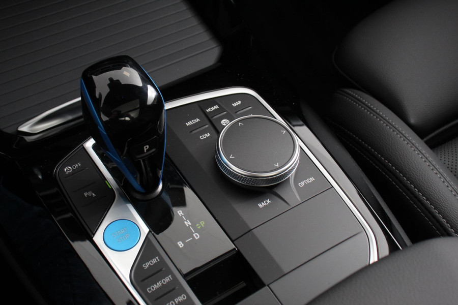 BMW iX3 Executive 74 kWh M-sport Leder Panoramisch schuif-kanteldak Navigatie Led Camera 360 Electrisch bedienbare achterklep
