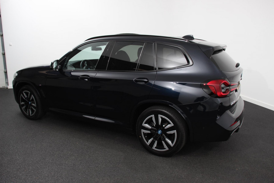 BMW iX3 Executive 74 kWh M-sport Leder Panoramisch schuif-kanteldak Navigatie Led Camera 360 Electrisch bedienbare achterklep