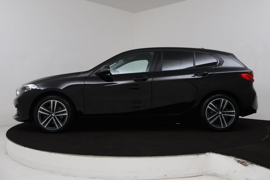 BMW 1-serie 118i Business Edition Plus (PARKEERSENSOREN, NAVIGATIE, STOELVERWARMING, CRUISE CONTROL, NL-AUTO, GOED ONDERHOUDEN)