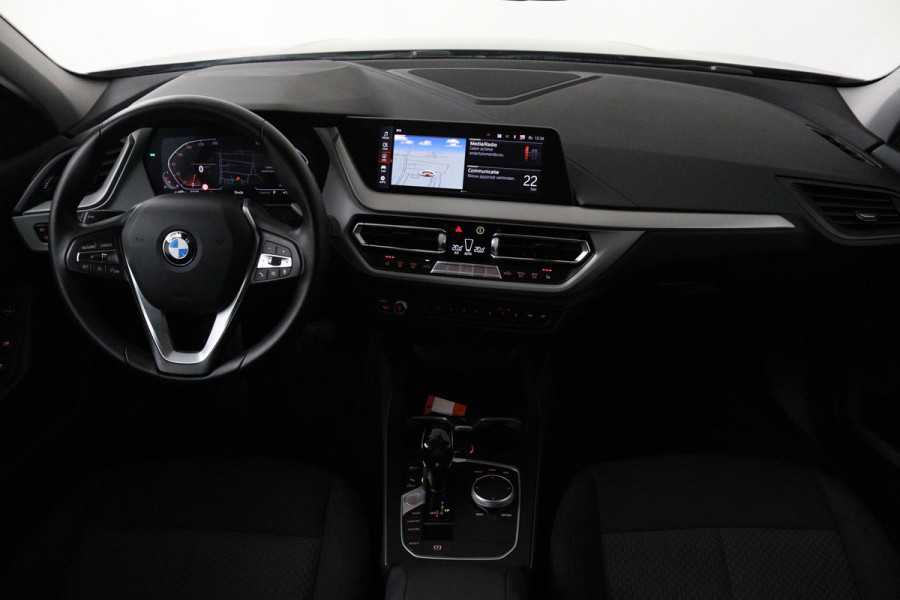BMW 1-serie 118i Business Edition Plus (PARKEERSENSOREN, NAVIGATIE, STOELVERWARMING, CRUISE CONTROL, NL-AUTO, GOED ONDERHOUDEN)